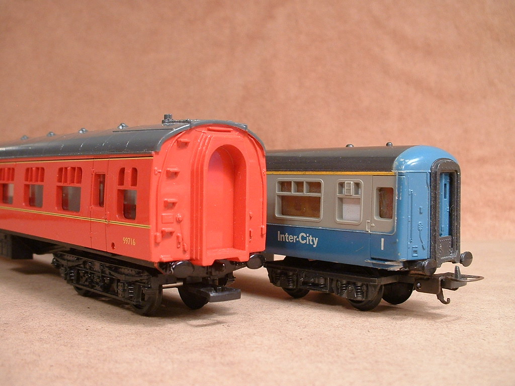 OO vs HO scale The red coach on the left is built to Briti… Flickr