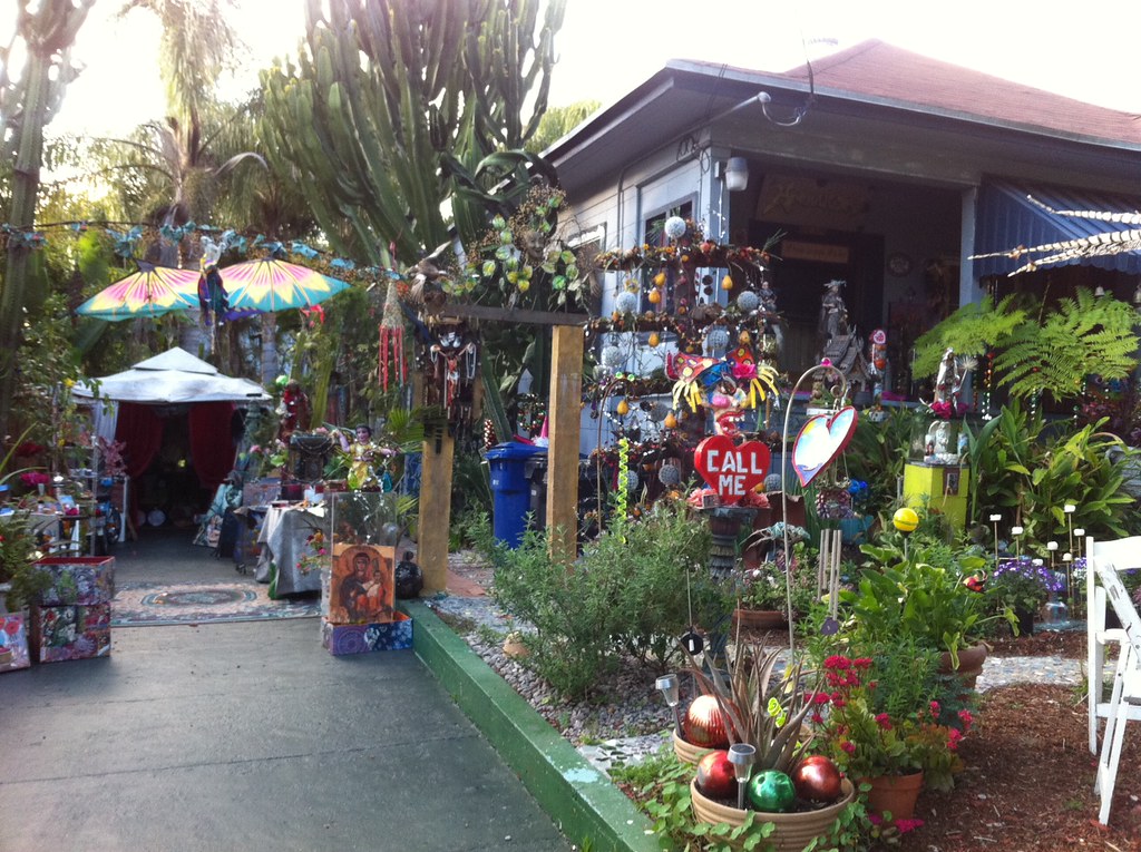 My neighbor LOVES to decorate his yard. Art Decor INDA www… Flickr