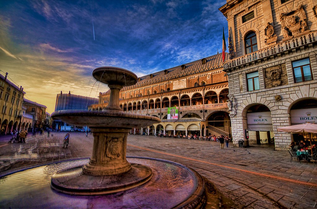 Padova Piazza delle Erbe The Palazzo della Ragione, with … Flickr