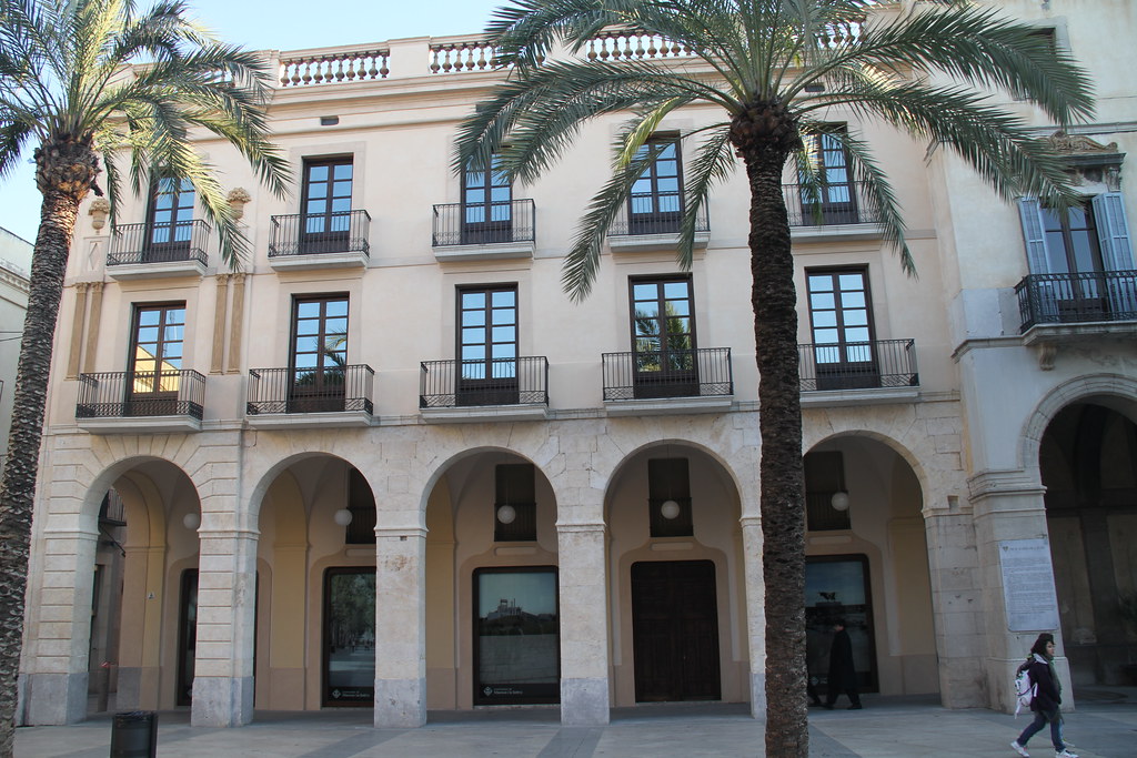 Ajuntament de Vilanova i la Geltrú Façana esquerra de l'Aj… Flickr