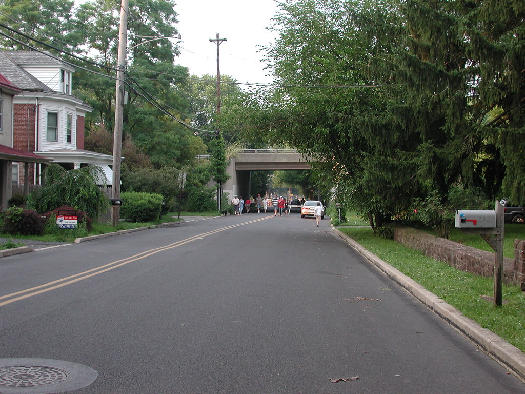 DSCN4038 Laurelwood Road looking North under the 422 overp… Flickr