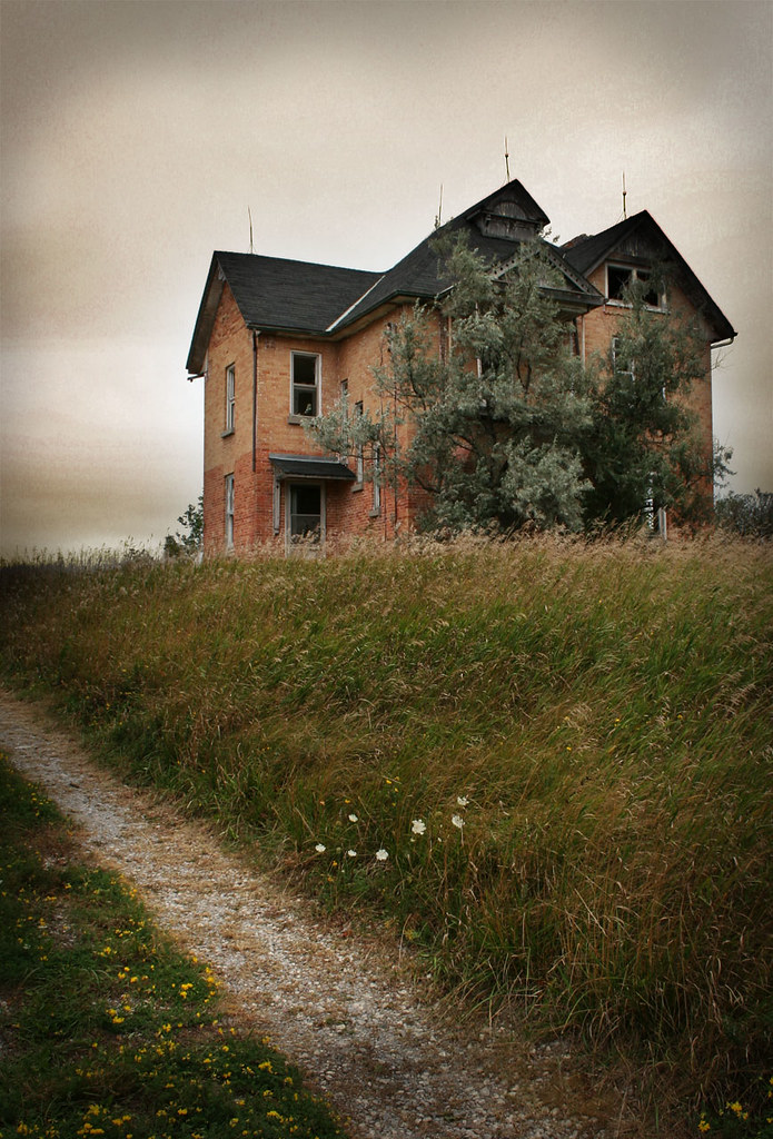 Abandoned house in Barrie, Ontario anthony_goto Flickr