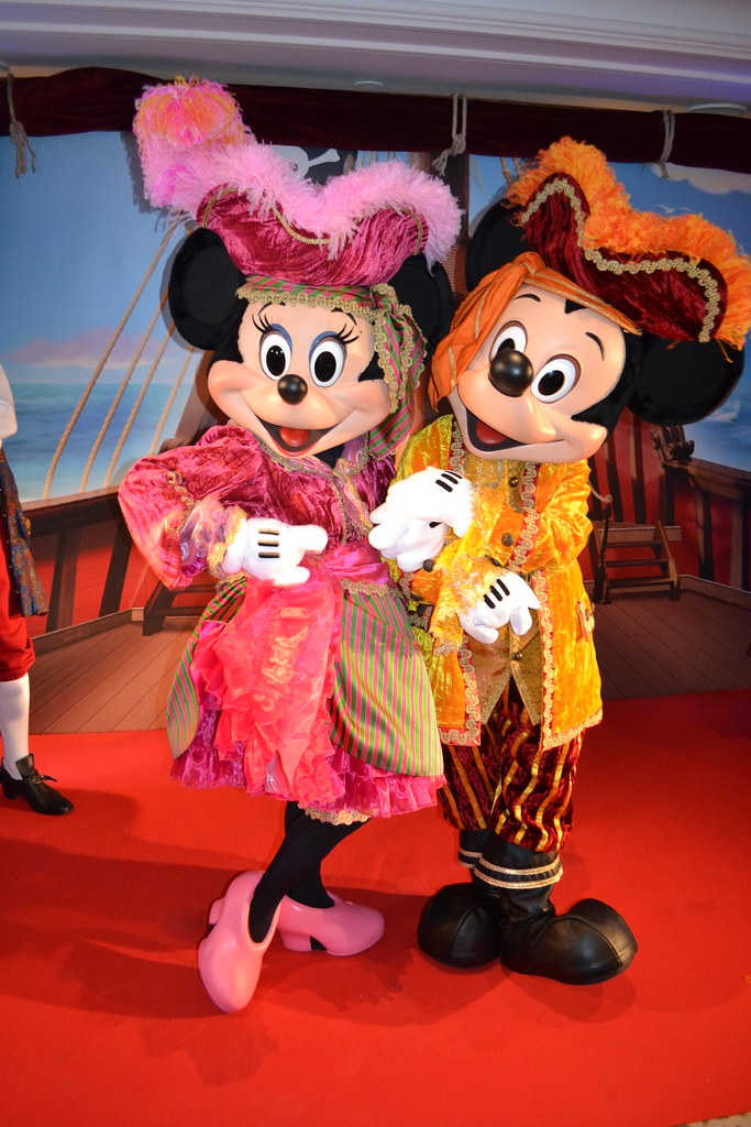 Pirate Mickey and Minnie at the Princess and Pirates Break… Flickr