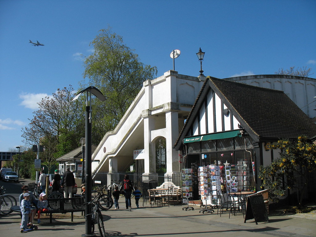 Kew station Kew station near Kew gardens. Aircraft are com… Flickr