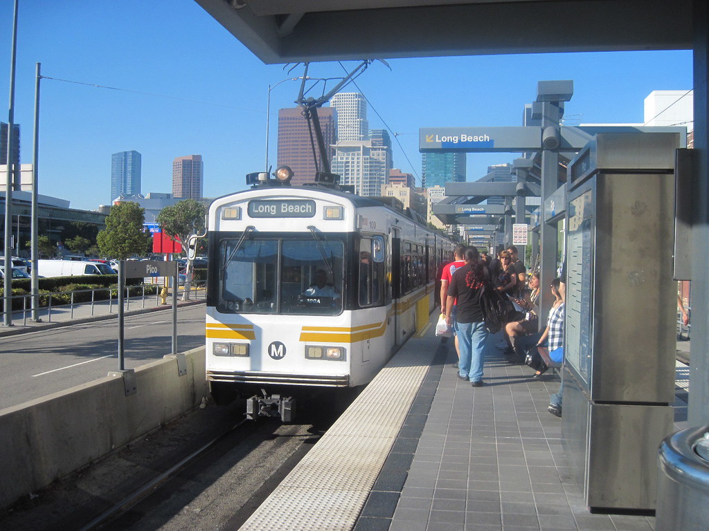 southbound Blue Line train arrives at Pico, Anime Expo, Lo… Flickr
