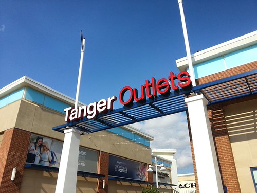 Tanger Outlets National Harbor entrance Ryan McKnight Flickr
