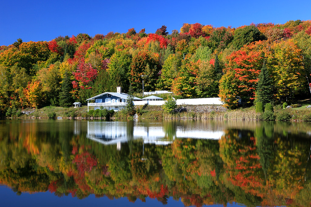 Peak Colors Lac Johanne, Laurentides, Québec. Ronald Hall Travel