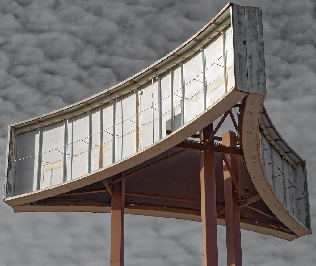 Dead Sign This was built as a Gold Circle store in 1968. A… Flickr