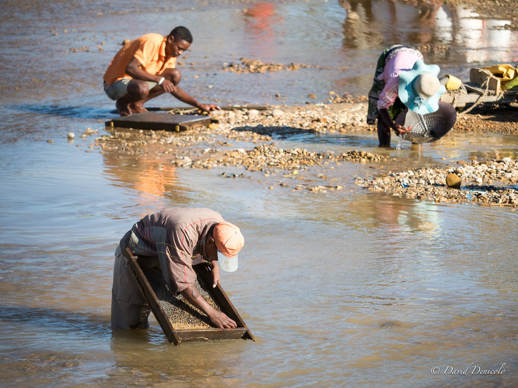 gold seekers, Madagascar Ilakaka, Madagascar David Denicolò Flickr