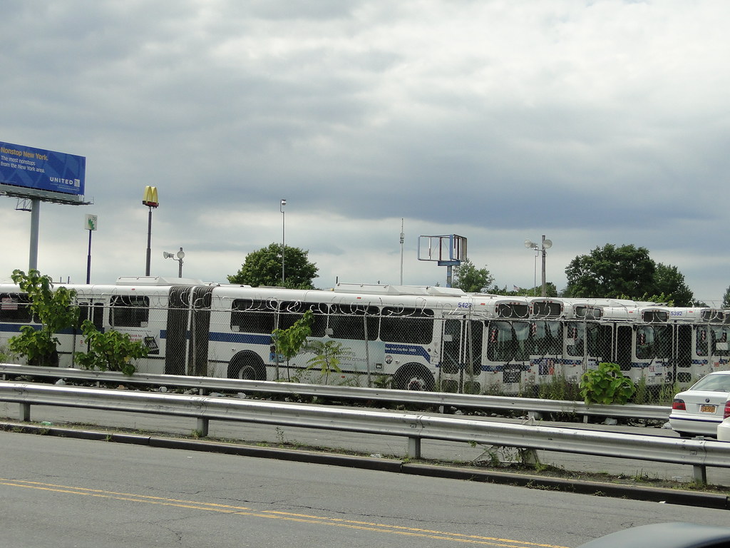 DSC04022 Various buses at Eastchester Depot. 2000 NFI D60H… Flickr