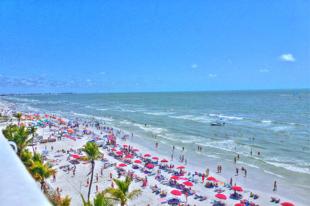 A view of Fort Myers Beach A view of Fort Myers Beach whil… Flickr
