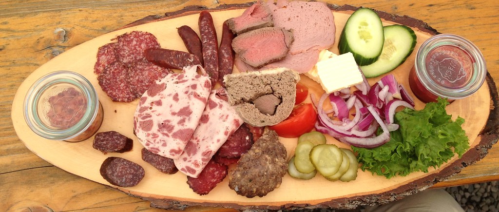 Bayerisches Brotzeitbrettl Wurst, Leberkäs, Pflanzerl. All… Flickr