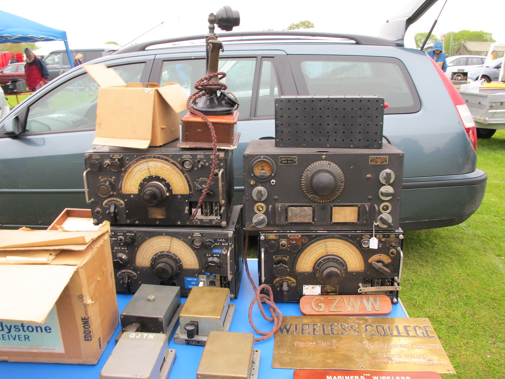 Vintage radio kit Dunstable Downs Radio Club car boot sale… Flickr