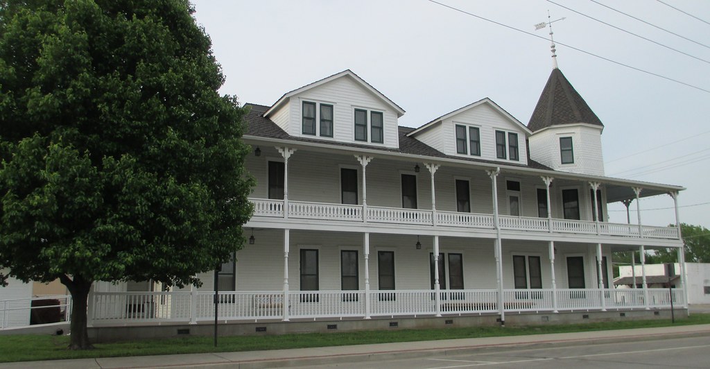 Old Dewey Hotel (Dewey, Oklahoma) Dewey, Oklahoma is locat… Flickr