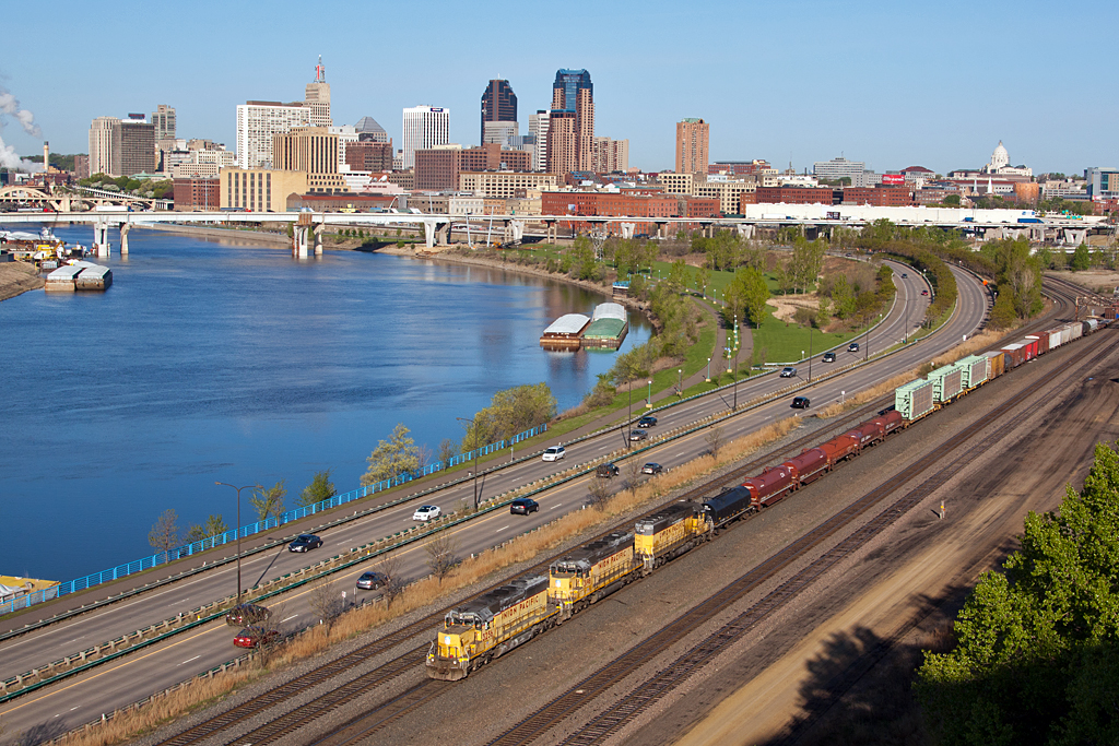 UP 3256 Dayton's Bluff St. Paul, MN A trio of UP SD40… Flickr