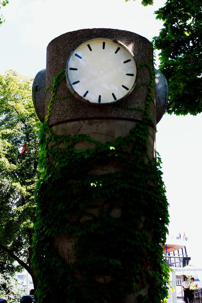 Clock with no hands A clock with no hands. Love the ivy th… Andrei