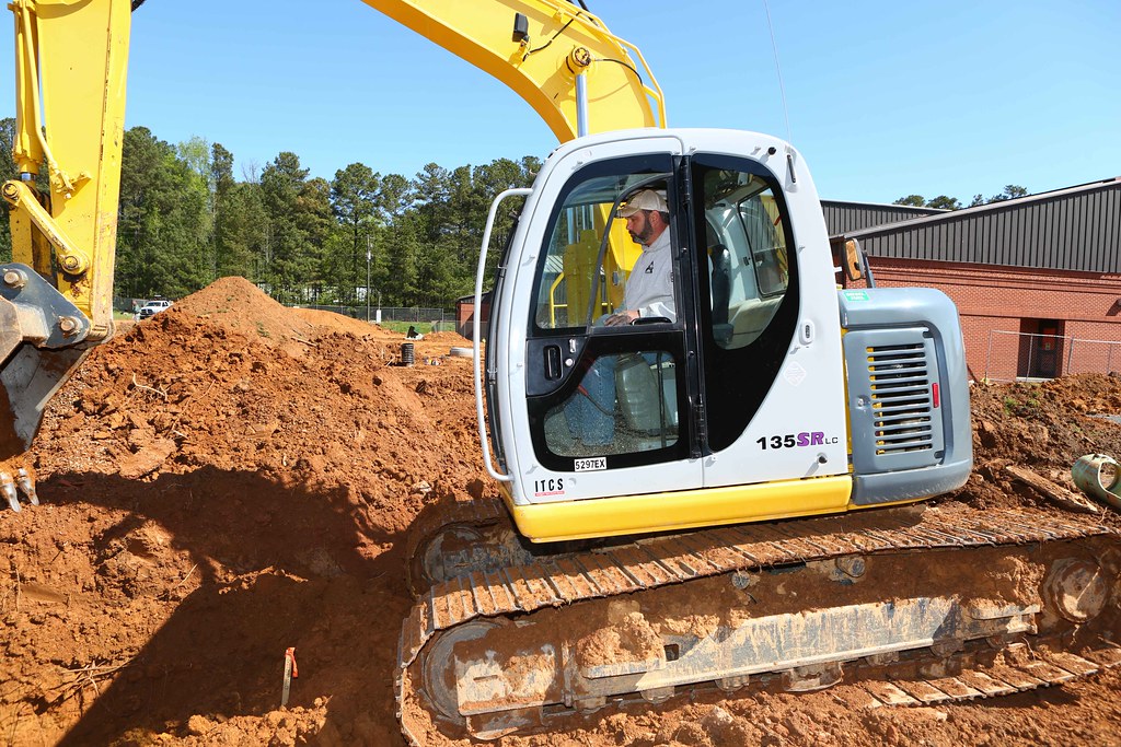 2006 Kobelco SK135SR sn YH0403615 Cartersville, GA Truck and