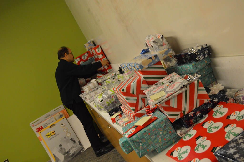 Gift Wrapping Volunteers Photos of Gift Wrapping Volunteer… Flickr