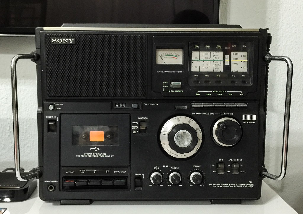 Old Sony radio With 3 Short waves, one Medium wave and one… Flickr