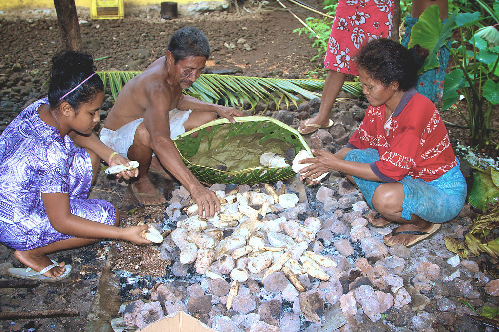 SAMOA_preparing traditional earth cooked meal_umu a photo on Flickriver