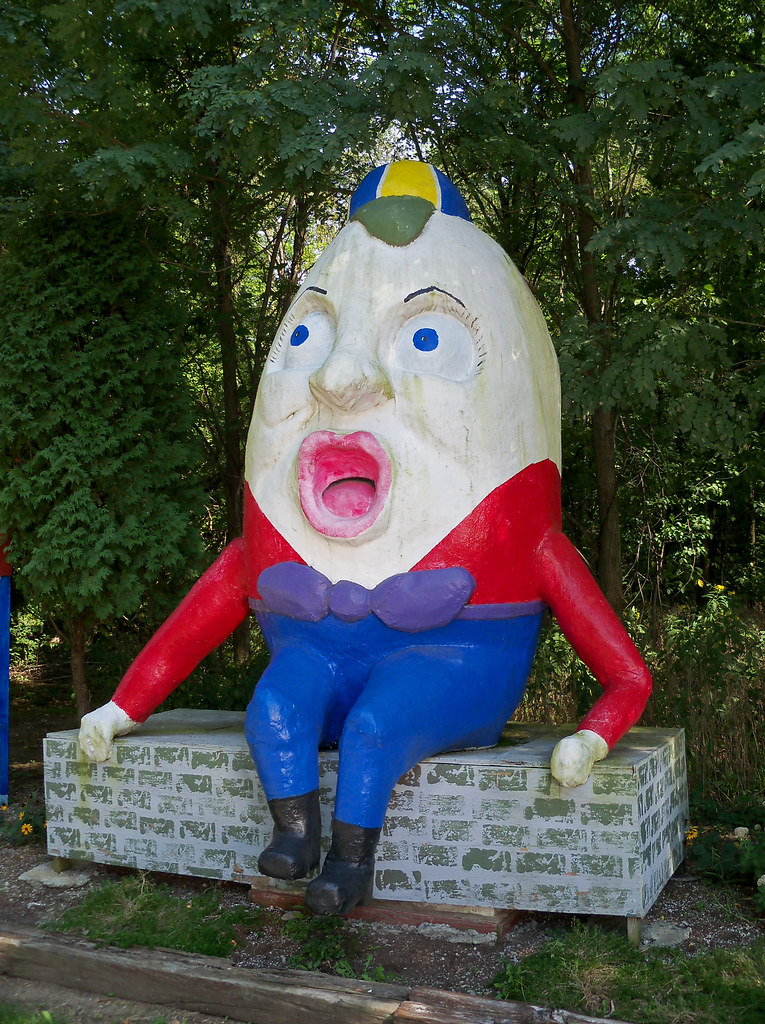 OH Warren Blue Jean Farms 12 Humpty Dumpty statue at Blu… Flickr