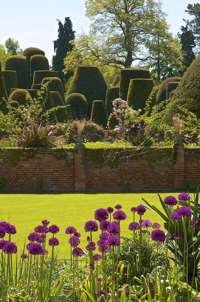 Packwood House The famous yews at this National Trust prop… Flickr