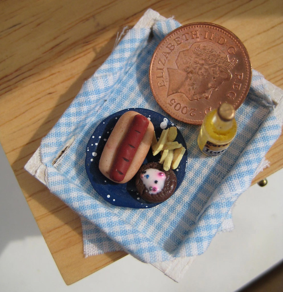 Hot Dog Plate 100 made by me using polymer clay! My Blog… Flickr