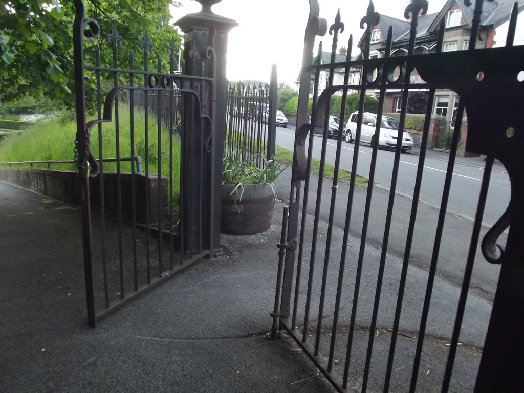 Taffs Well Park Cardiff Road, Taffs Well gates Flickr