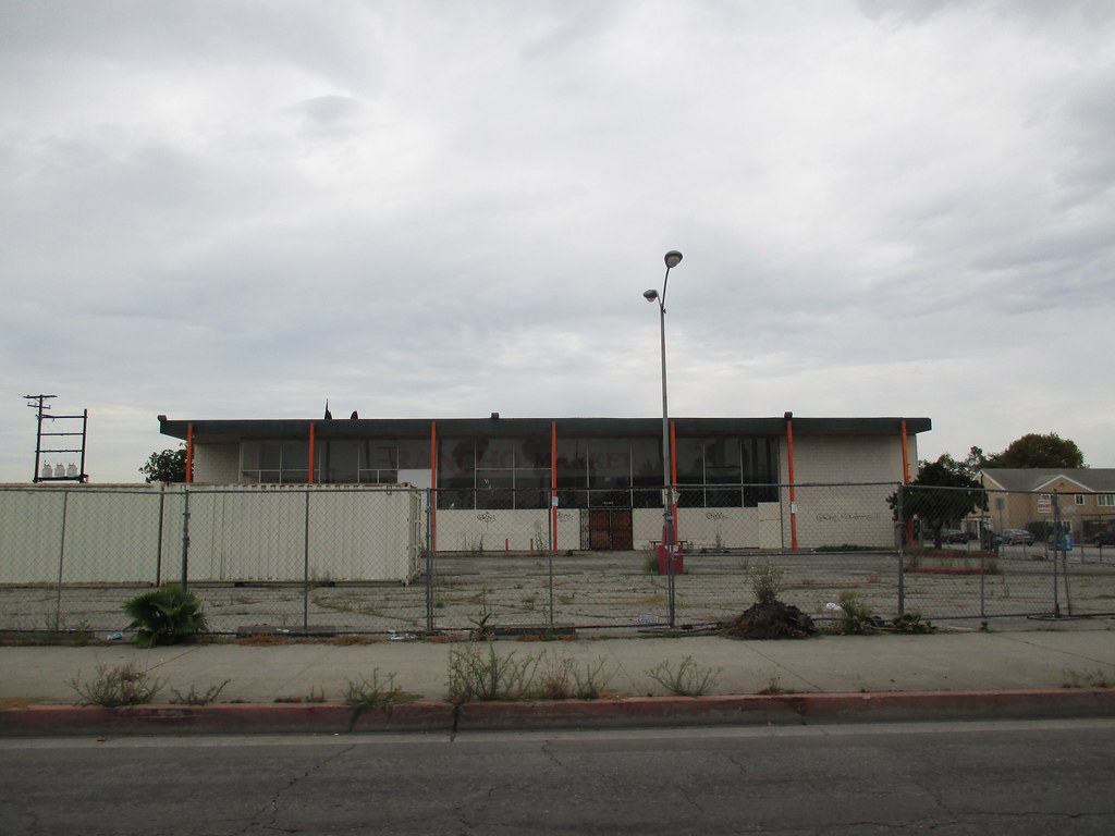 Lucky Store South Gate,CA Former Lucky Store located at 13… Flickr