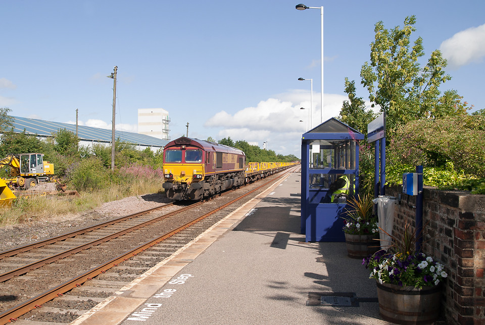 Track renewal train at Heighington August 2013. 66025 at… Flickr