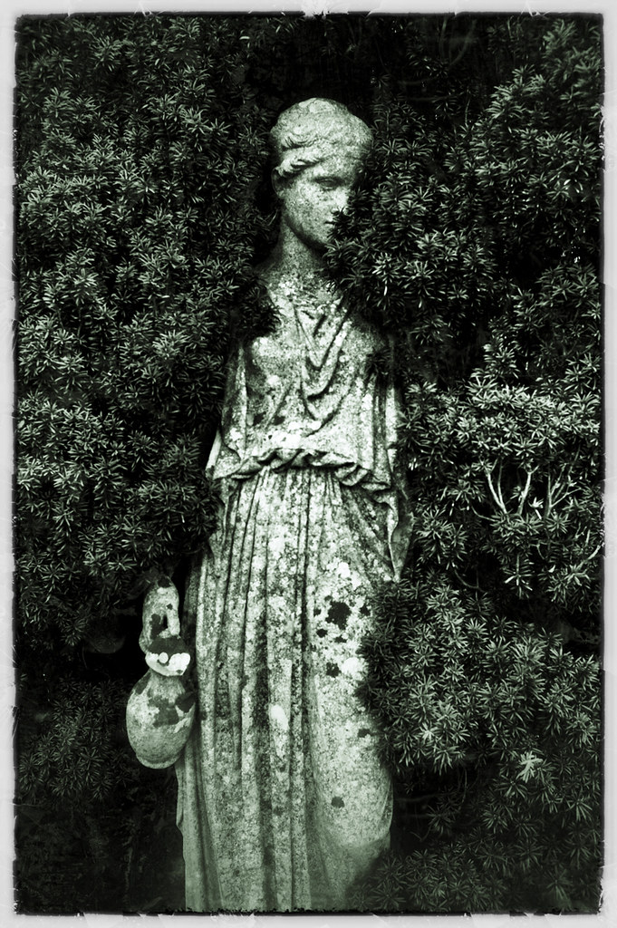 Statue, Kilruddery House garden, Wicklow. eddiepower52 Flickr