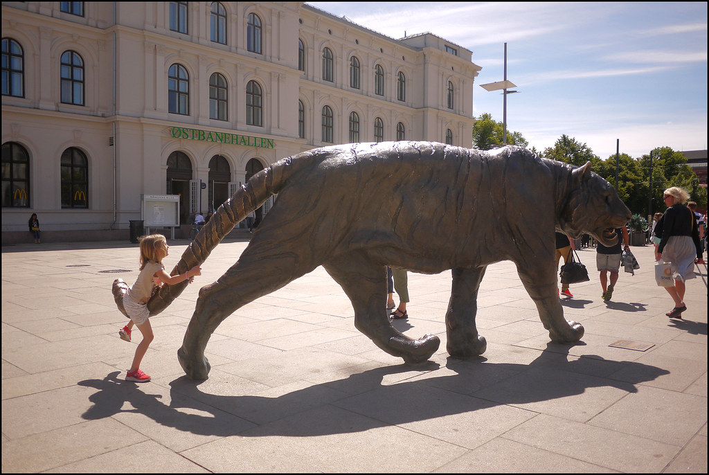 Climb 01 This bronze tiger statue, made by Elena Engelsen,… Flickr