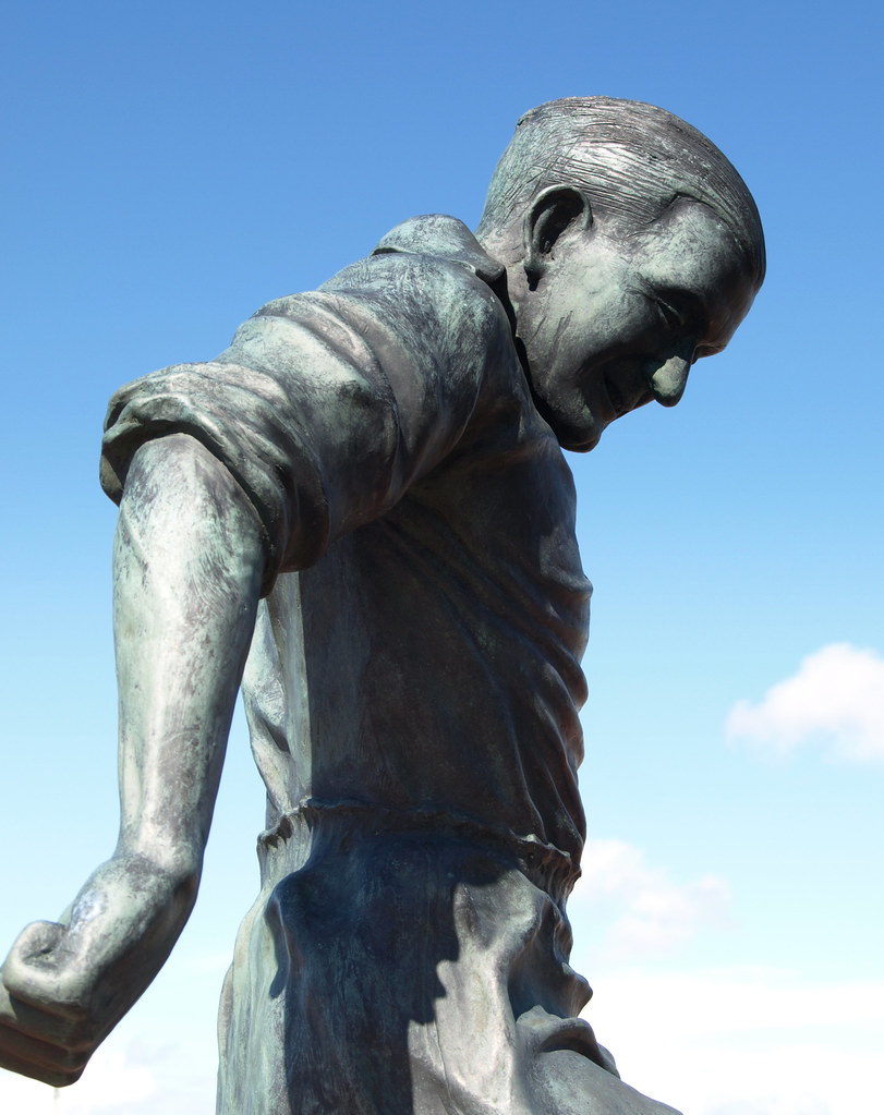 Statue to Blackpool footballer Stan Mortensen outside Bloo… Flickr