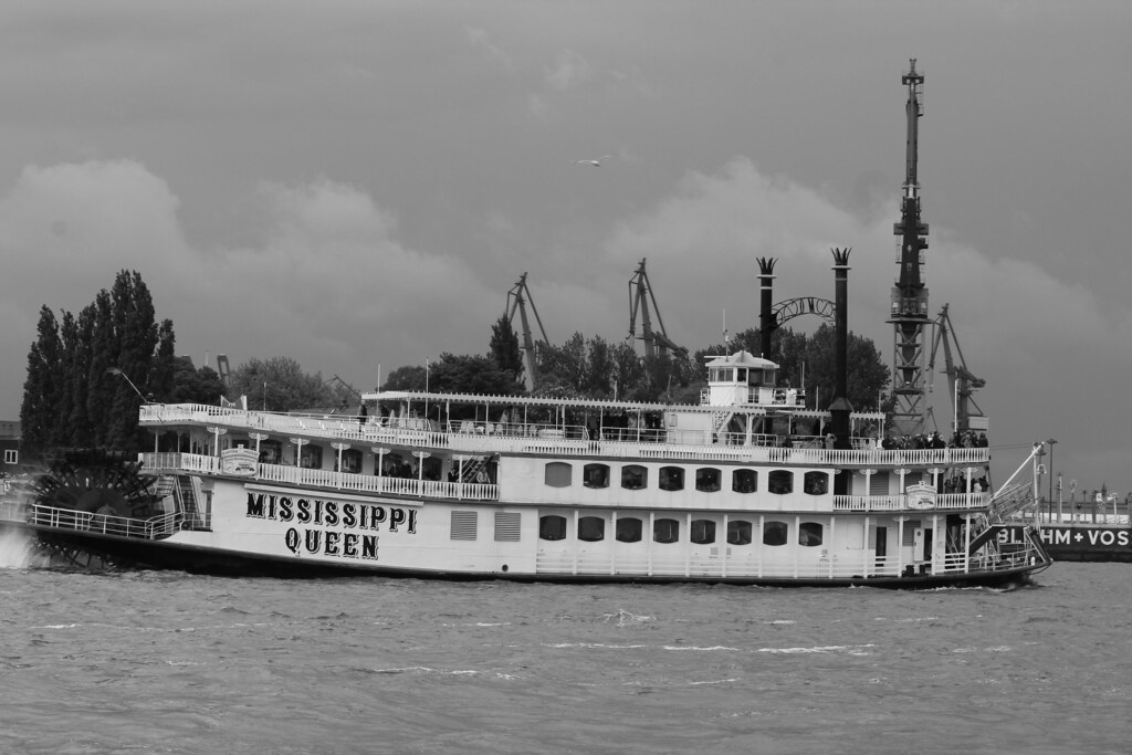 Mississippi Queen, in front of Landungsbrücken Hamburg 0… Flickr
