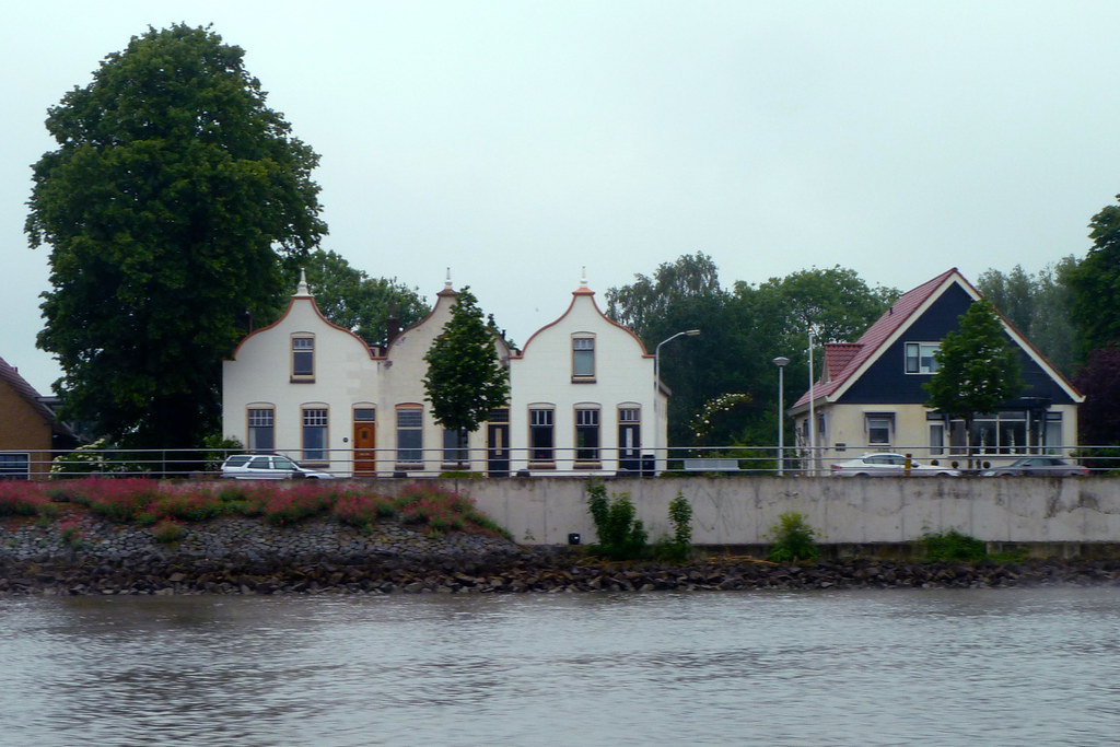 Houses in Papendrecht On the banks of the Merwede river. Flickr