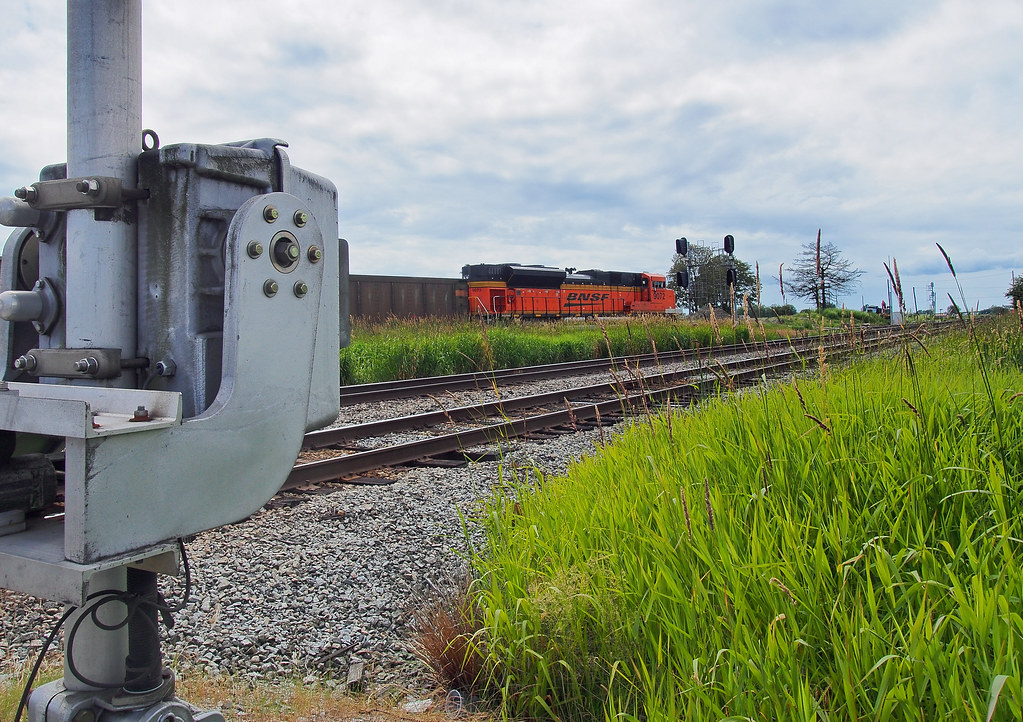 BNSF SD70ACe 9072 Pushing coal empties away from the main … Flickr