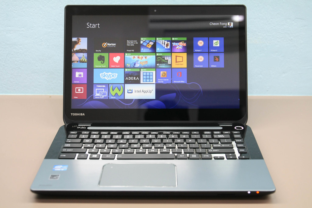 Toshiba Satellite S40t laptop Toshiba Satellite S40t is 14… Flickr