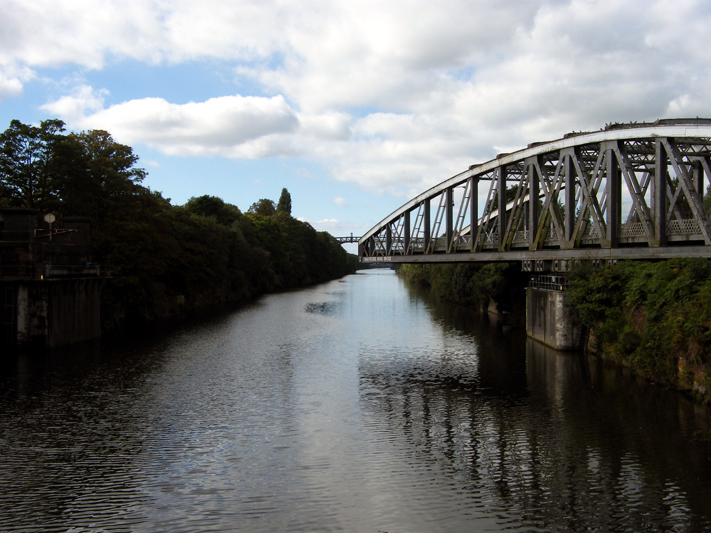 Latchford Knutsford Road swing bridge cranking round into … Flickr