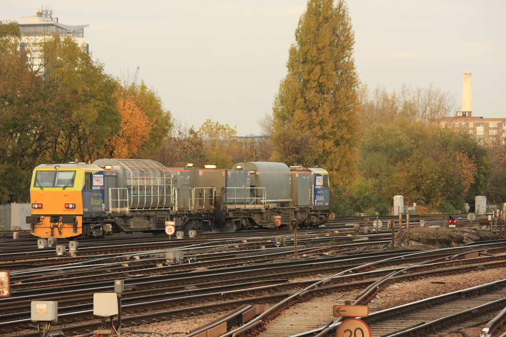 DR98926 & DR98976 3S88 Effingham Junction Neck to Effingha… Flickr