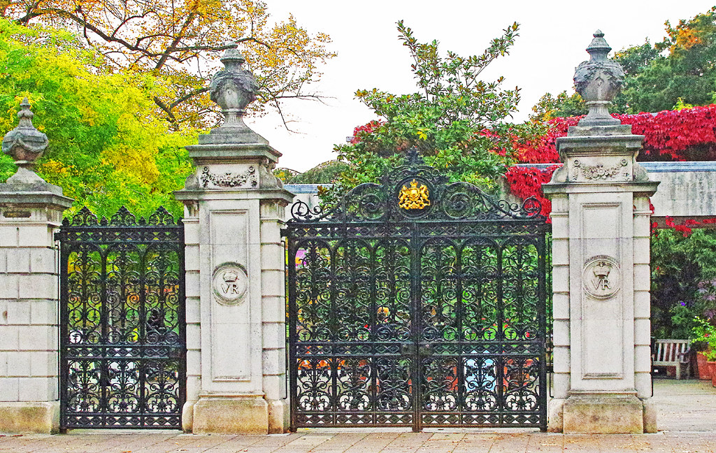 D15728. The Victoria Gate at Kew Gardens in Surrey / South… Flickr