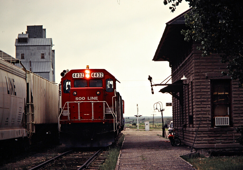 SOO, Wishek, North Dakota, 1980 Eastbound Soo Line Railroa… Flickr