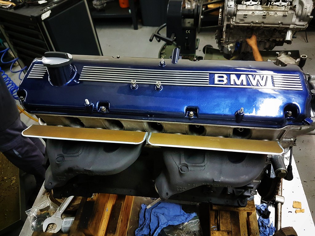 BMW M30 BMW M30 oversize (1) pistons. Block painted black,… Flickr