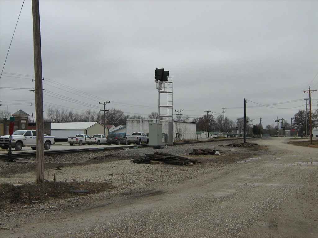 KCS Laddonia,MO New signal are being installed on the Rood… Flickr
