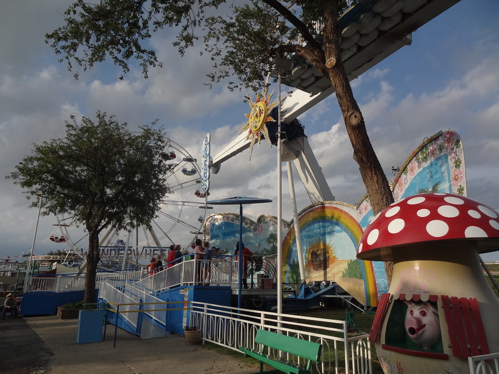 Wonderland, Amarillo Martin Lewison Flickr