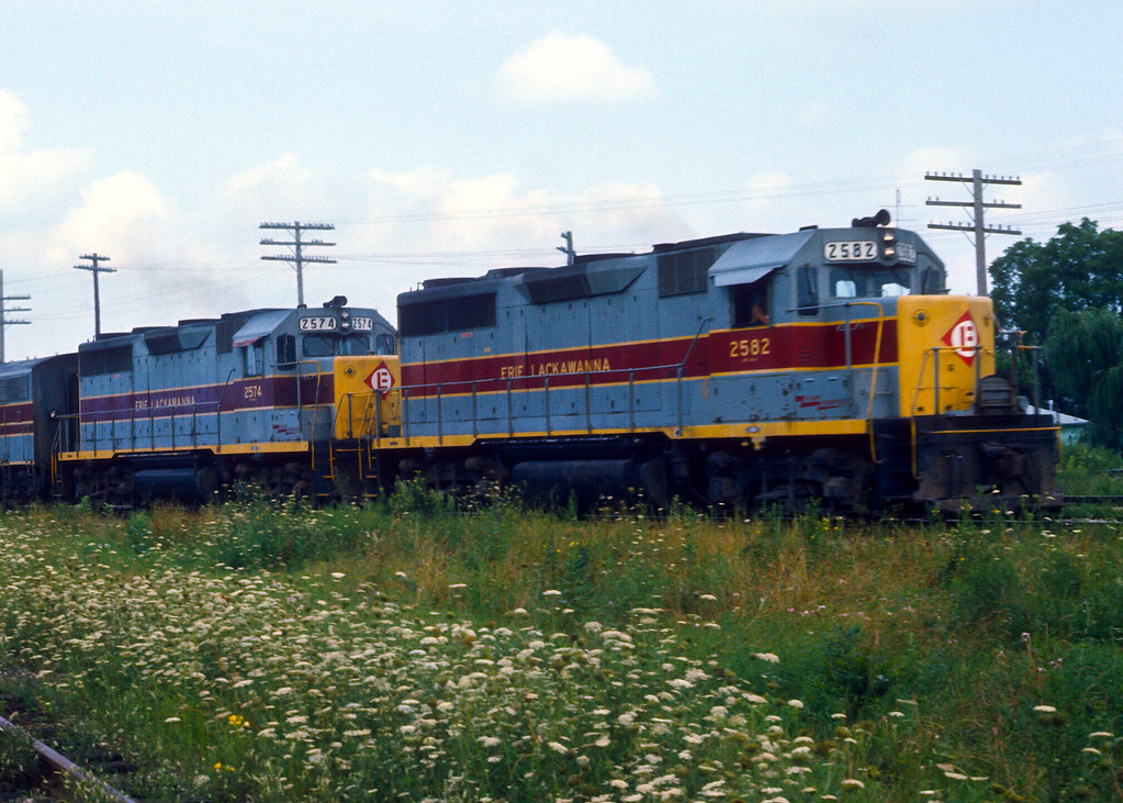 NORTH JUDSON, INDIANA ErieLackawanna 2582 with 2574 tra… Flickr