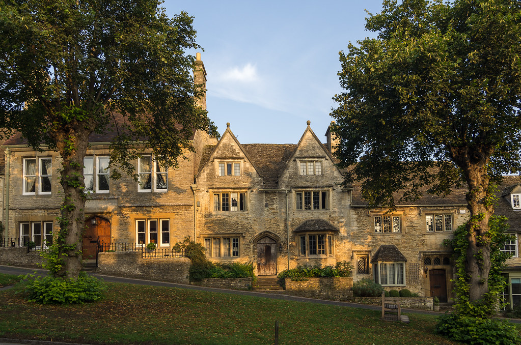 The Hill Burford The morning sun really captures the bea… Flickr