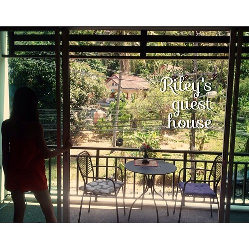 Наш отель около пляжа Ката Riley's guest house. samsoningus Flickr