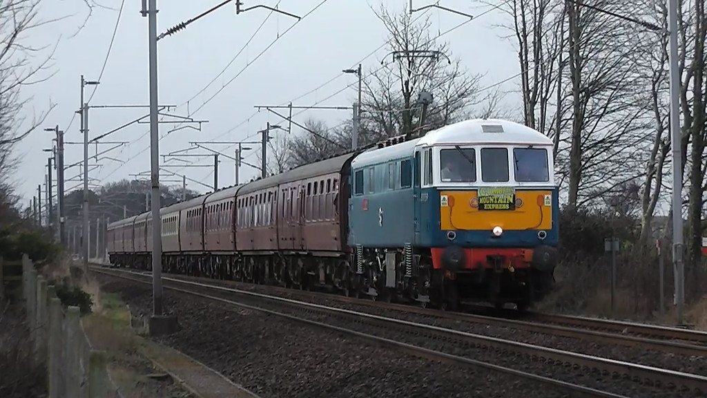 86259 passing Bolton Le Sands level crossing on the Cumbri… Flickr