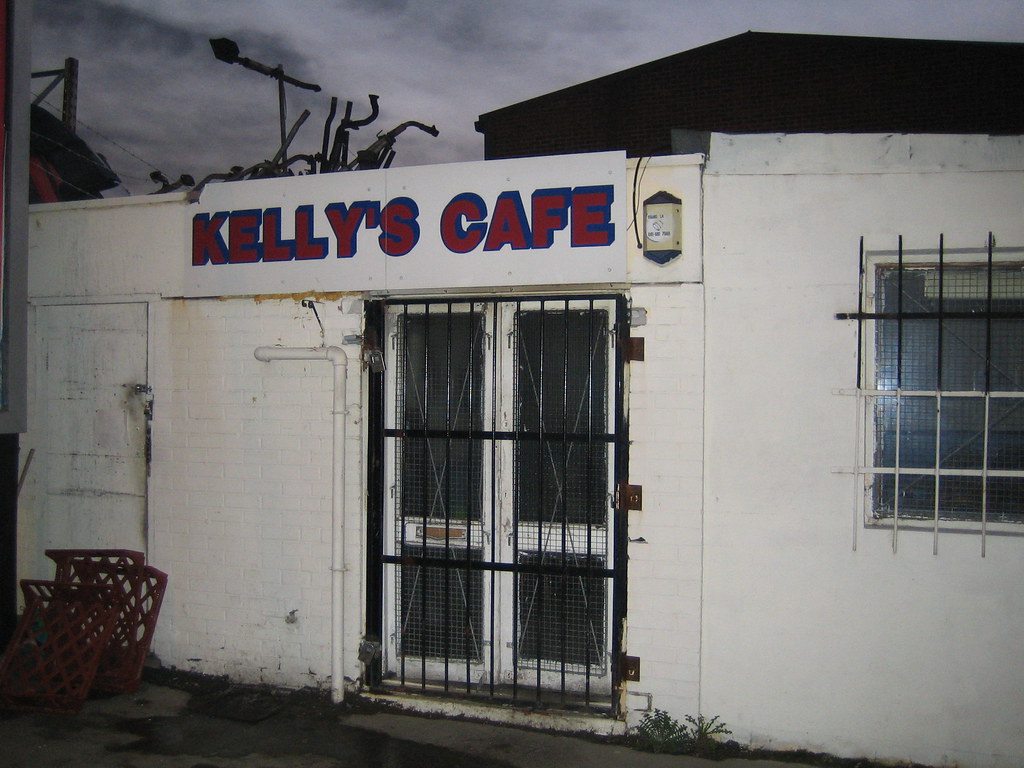 Kelly's Cafe Kelly's Cafe with scrap car dealers yard (?) … Flickr