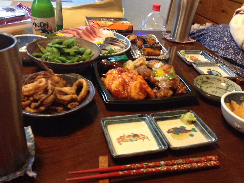 日曜日の晩ごはん。スーパーの中華惣菜、イカゲソ唐揚げ、ブリ刺し＆しめ鯖、大学かぼちゃ（冬至なので）、枝豆。お刺身を柚